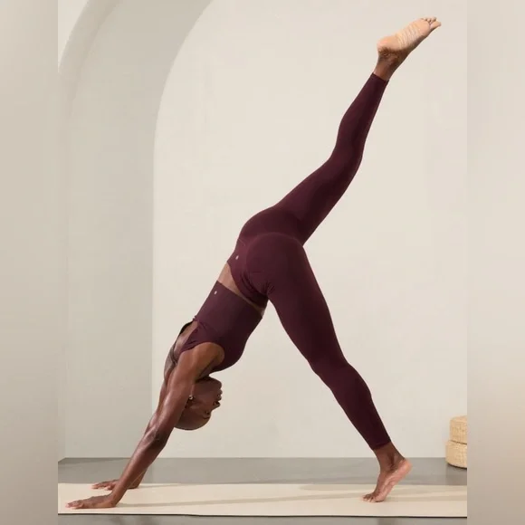 NWT Athleta Transcend Stash Spiced Cabernet Tight Size M/T. - Picture 3 of 9